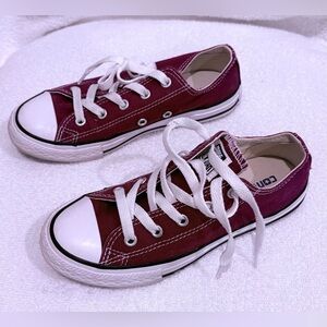 Kids,Converse, All Star tennis shoes, size 1￼
Burgundy